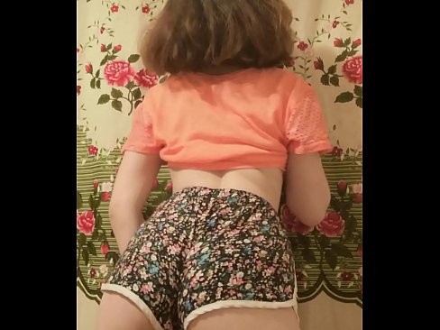 ❤️ Sexi mladá kočka si vyzlieka šortky pred kamerou Porno na nás ❌️