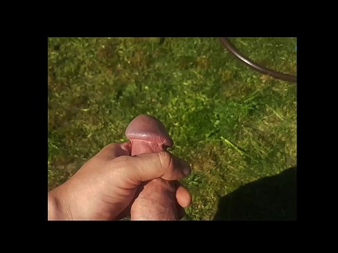 ❤️ Horúca kočka si nechá jebnúť ružovú kundičku a vystrieka sa so squirtom v letnej záhrade Porno na nás ❌️