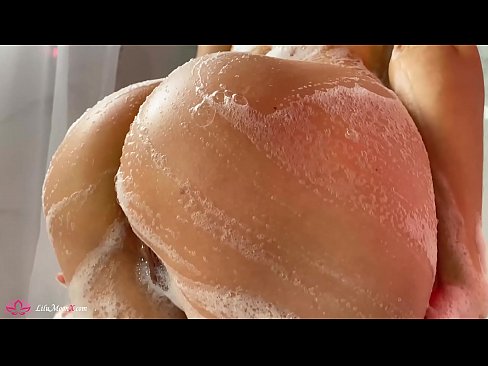 ❤️ Brunetka masturbuje kundičku s vibrátorom až do intenzívneho orgazmu v sprche Porno na nás ❌️