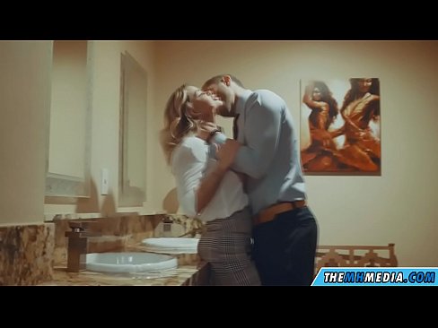 ❤️ Keď vás prsnatá blondínka zvádza na verejných toaletách Porno na nás ❌️